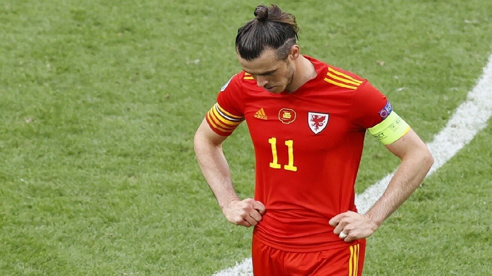 شاهد.. بيل "يحرج" صحفيا في مقابلة عقب هزيمة ويلز أمام الدنمارك