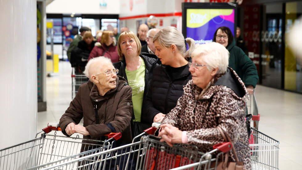 أول دولة أوروبية تلغي جميع إجراءات الحظر المتعلقة بكورونا