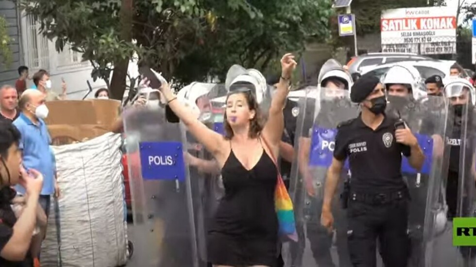 الشرطة التركية تفرق مسيرة للمثليين في إسطنبول