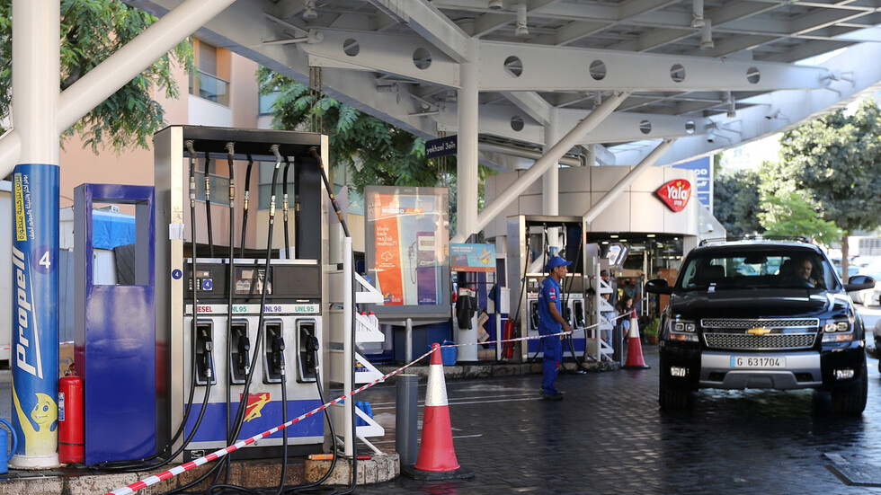 RT تدخل "السوق السوداء" للبنزين في لبنان وسط أزمة محروقات وقطع طرقات (فيديوهات)