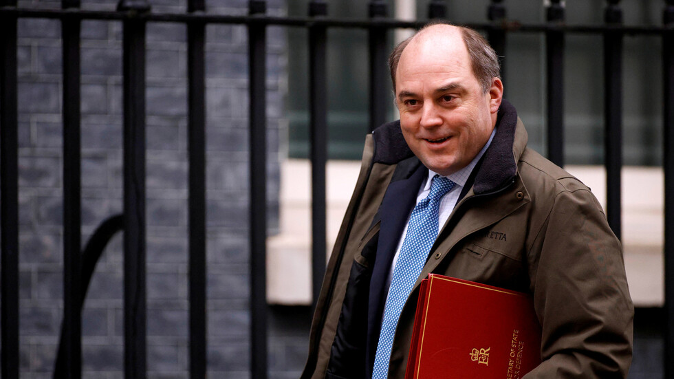 عزل وزير الدفاع البريطاني بعد إصابة رئيس الأركان بكورونا