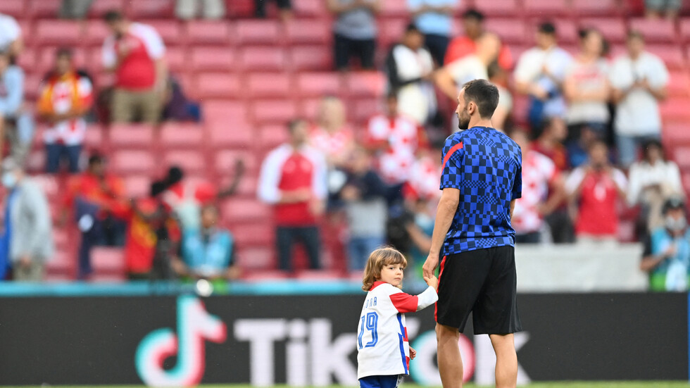 لاعب يتخلى عن ملابسه في الملعب من أجل الجمهور بكأس أوروبا