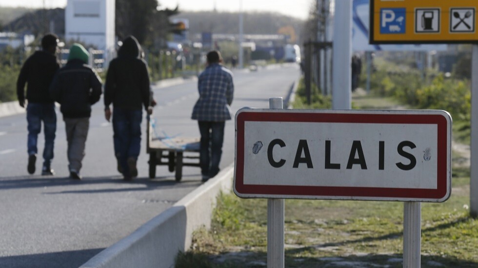 فرنسا.. إنقاذ أكثر من 40 مهاجرا حاولوا عبور قناة المانش باتجاه بريطانيا