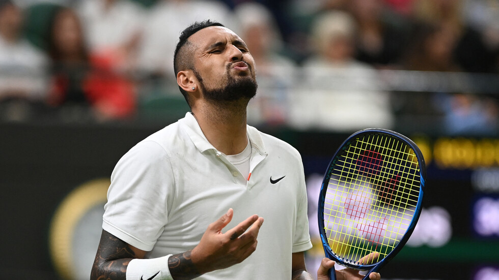 كيريوس بغضب: العشب "بطيء جدا"