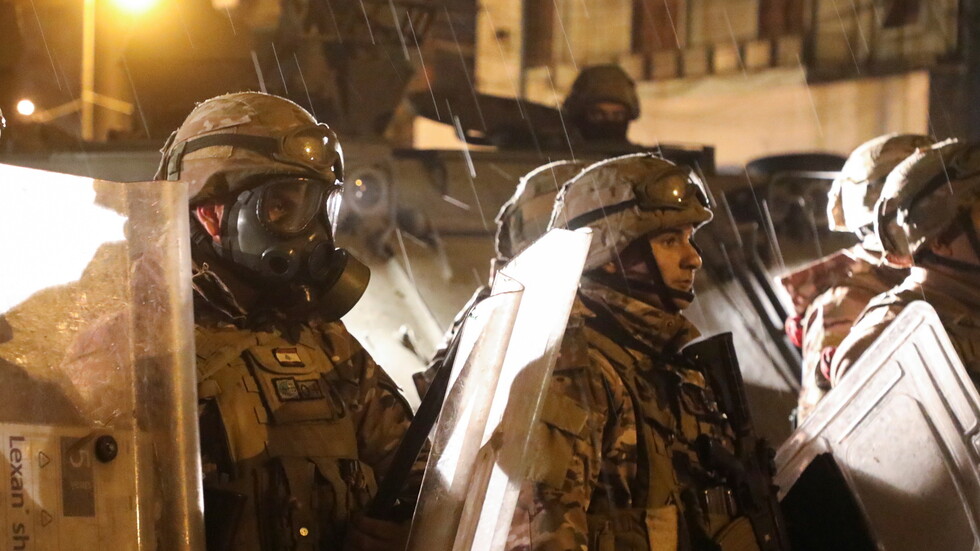 لبنان.. محتجون يعترضون الجيش في مدينة طرابلس وعناصره يطلقون النار في الهواء لتفريقهم (فيديو)