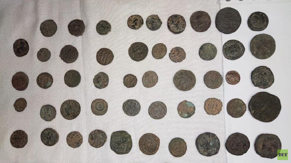 مصر.. ضبط عملات أثرية في مطار القاهرة الدولي