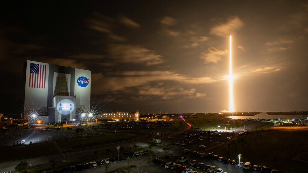 إطلاق ناجح لصاروخ "فالكون 9" يحمل 88 قمرا