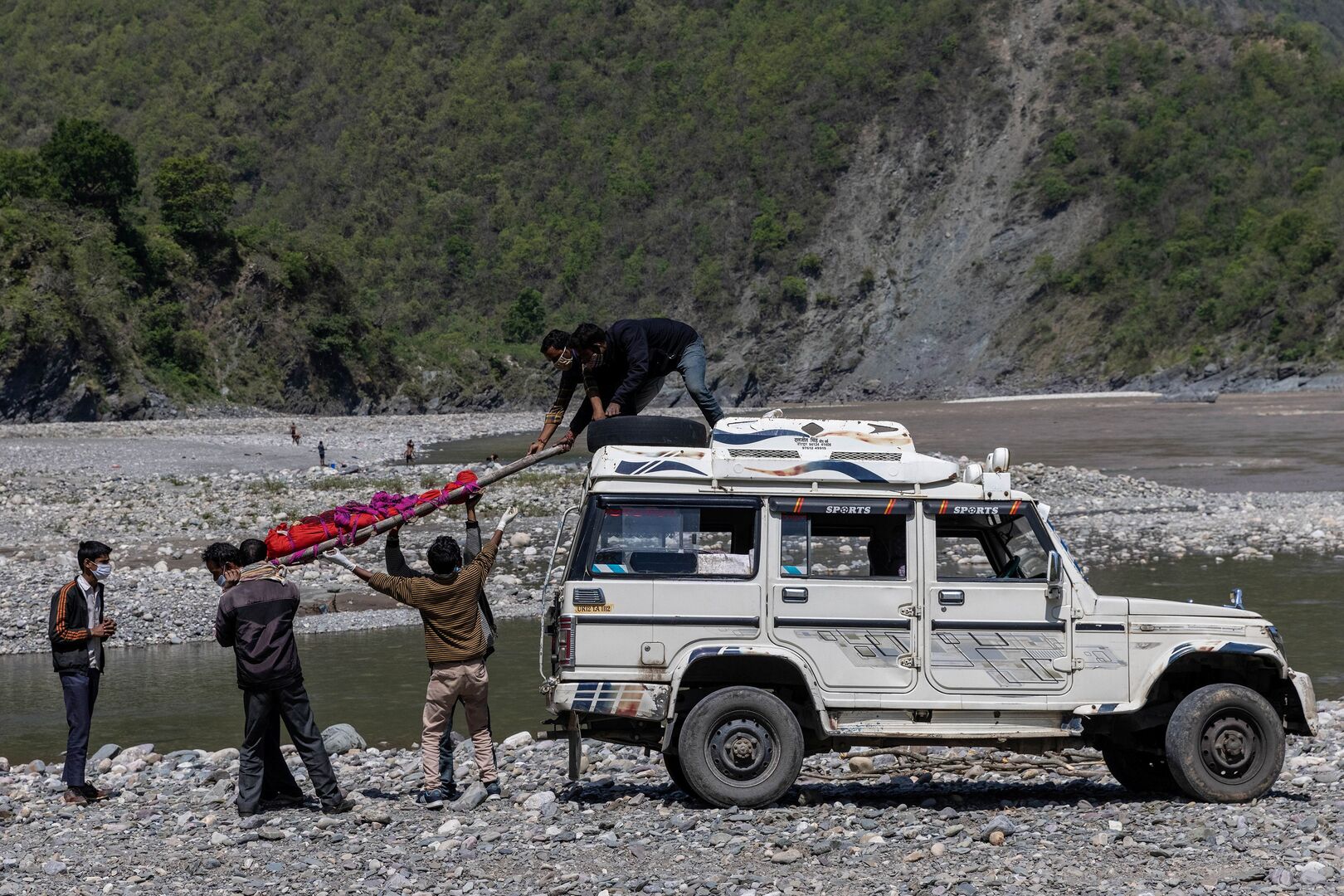 الهند.. تواصل ظاهرة إلقاء جثث المتوفين بكورونا في نهر الغانج