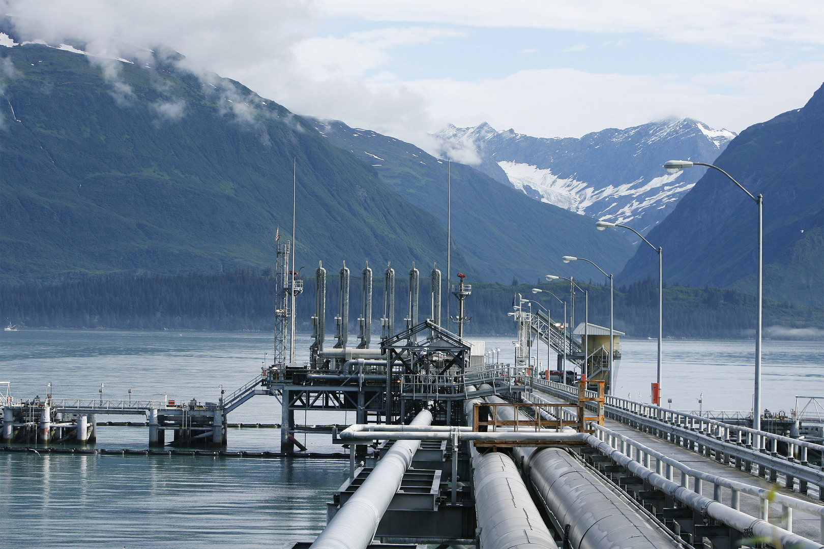 إدارة بايدن تراجع عقود إيجار النفط والغاز في محمية ألاسكا البرية