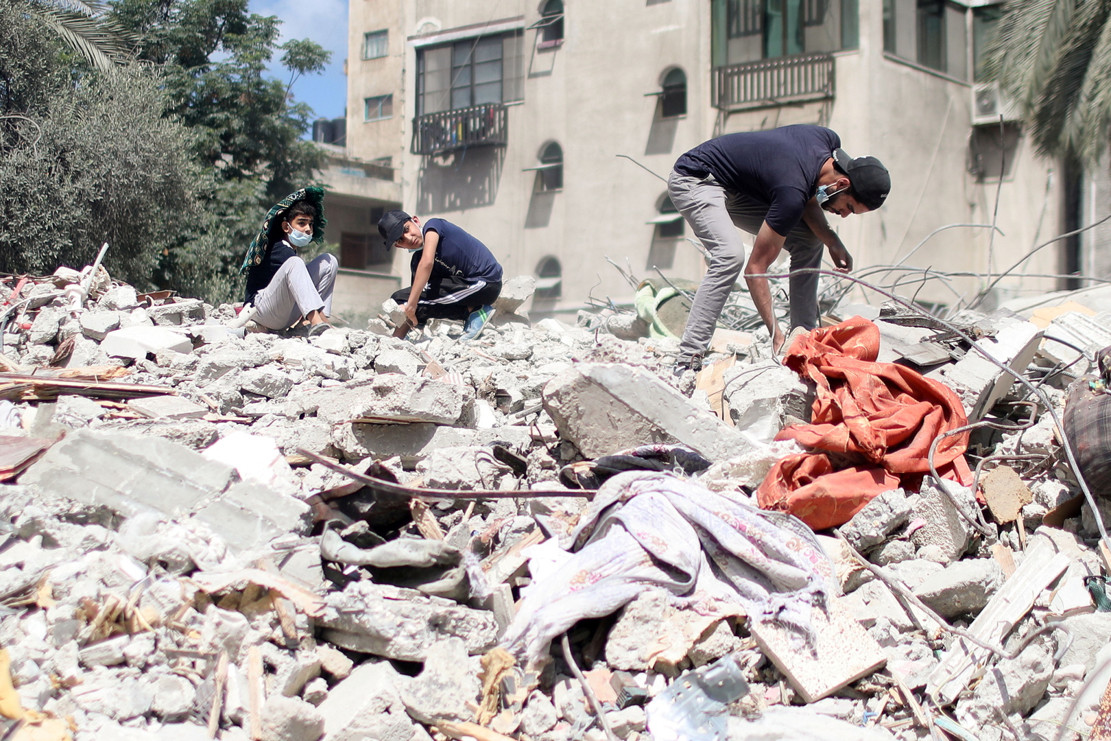 وصول 35 آلية مصرية إلى غزة الخميس للمساعدة في إزالة ركام المباني المدمرة