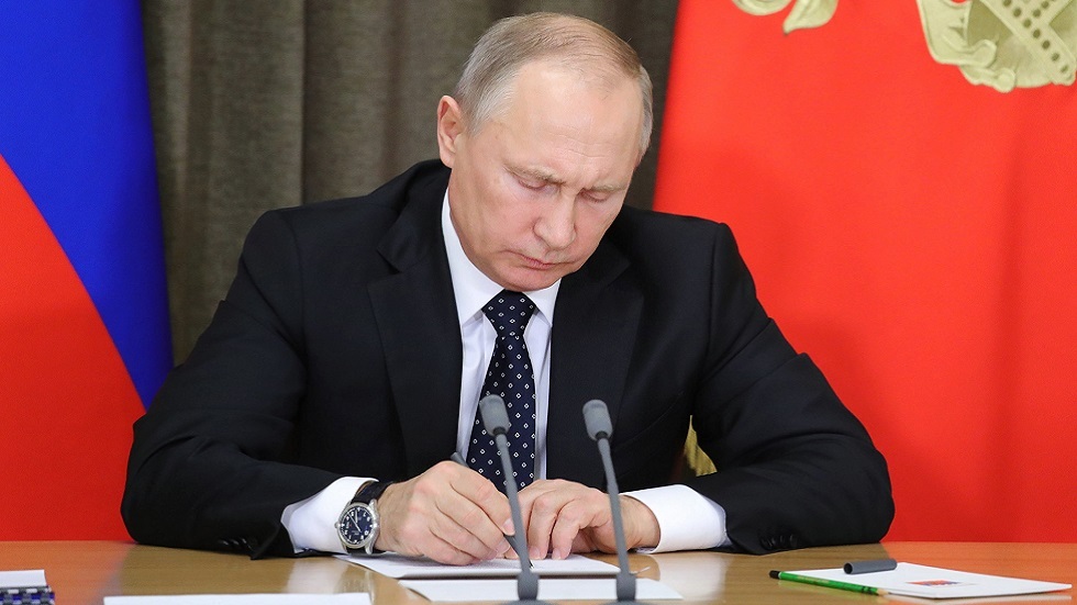 بوتين يوقع قانونا يحظر خوض الانتخابات على المتورطين في نشاط المنظمات المتطرفة