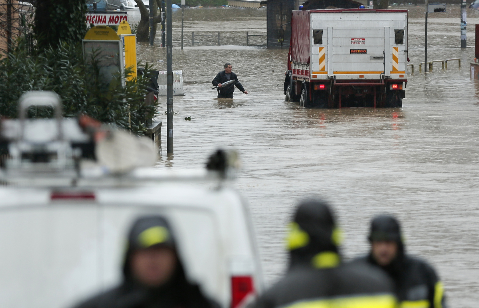 بالفيديو.. روما تغرق بمياه الفيضانات