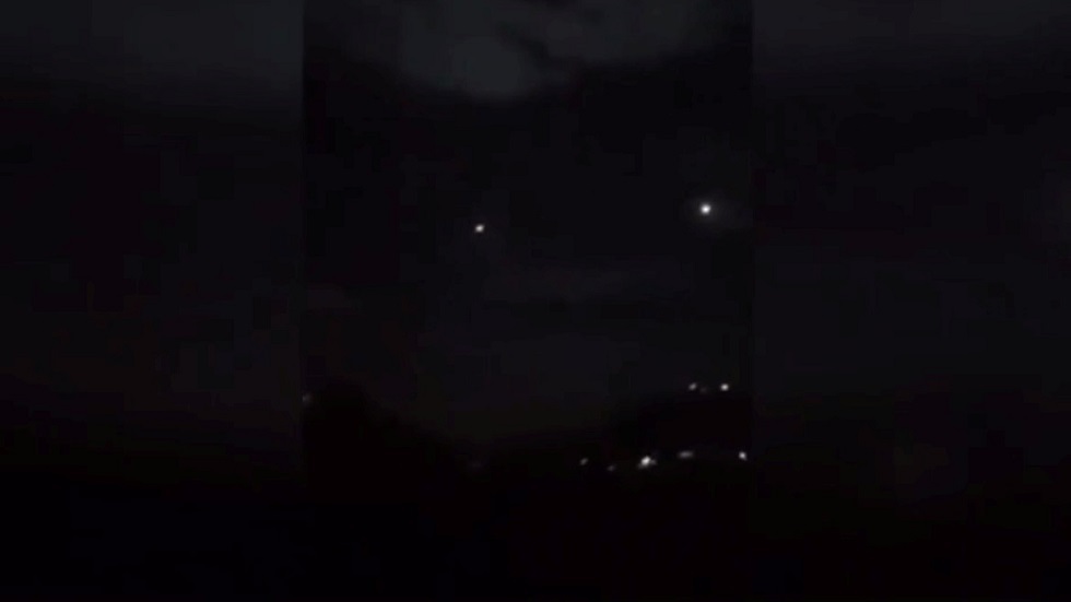 مراسل RT: انفجارات في حمص السورية وترجيحات بقصف إسرائيلي (فيديو)