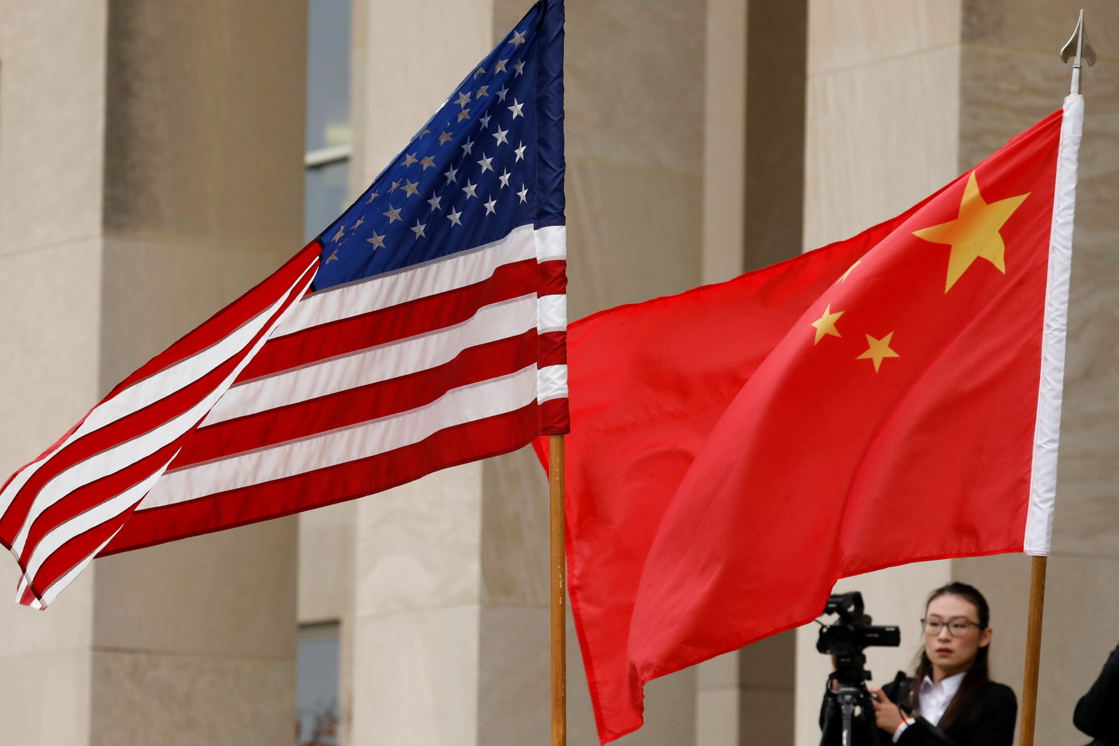 البرلمان الصيني يعارض مشروع القانون الأمريكي بشأن التهديد التكنولوجي الصيني