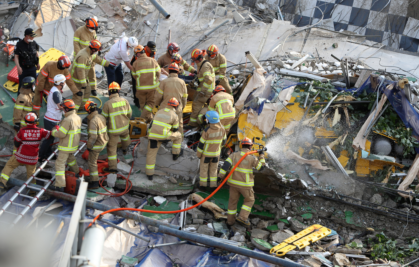 مصرع 4 أشخاص وإصابة 8 آخرين إثر انهيار مبنى على حافلة في كوريا الجنوبية (صورة)