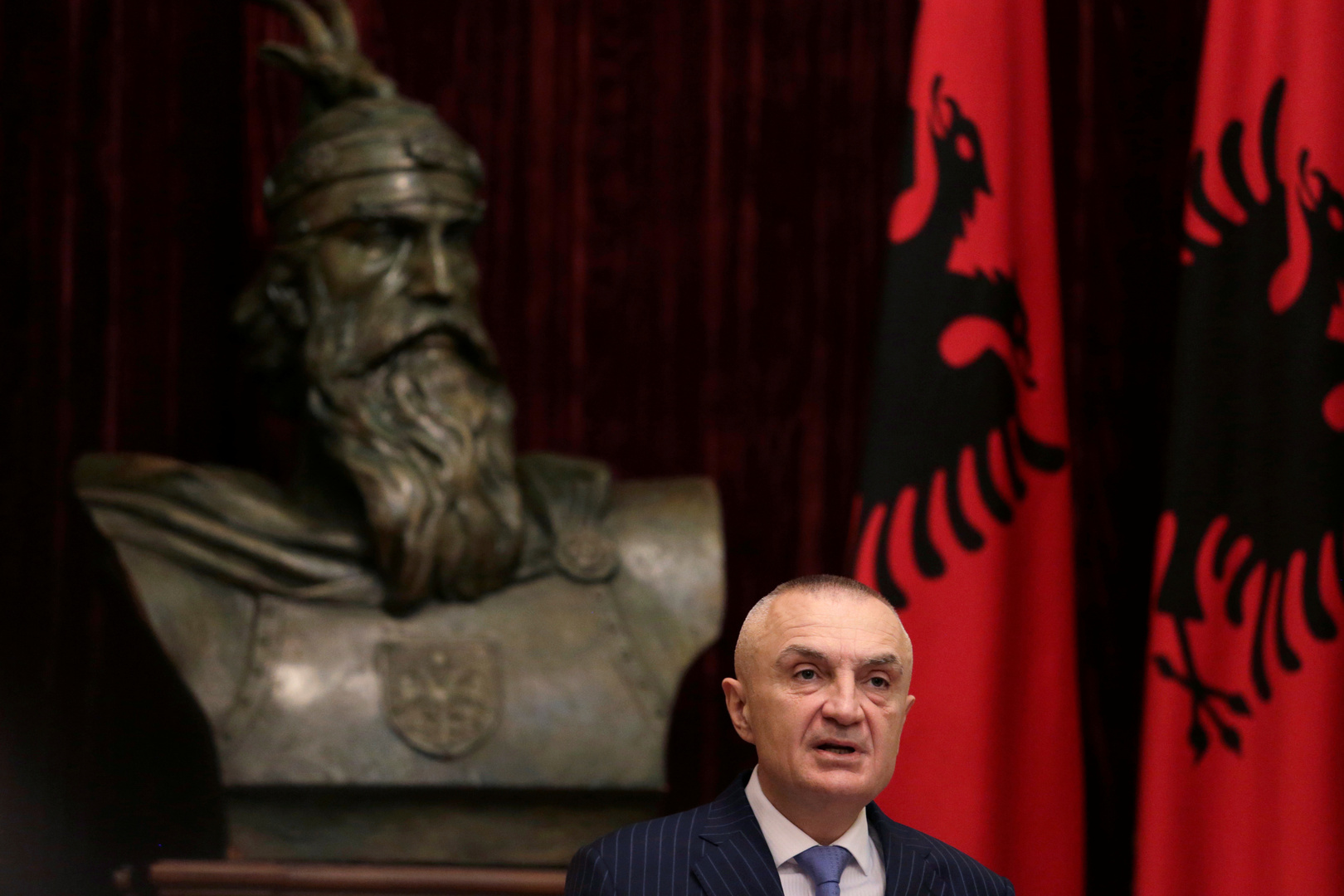 برلمان ألبانيا يقيل رئيس البلاد لانتهاكه الدستور