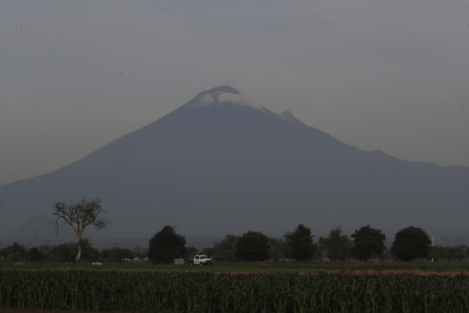 حفرة عملاقة في مزرعة بالمكسيك تتوسع وتبتلع المزيد من الأراضي (فيديو + صور)