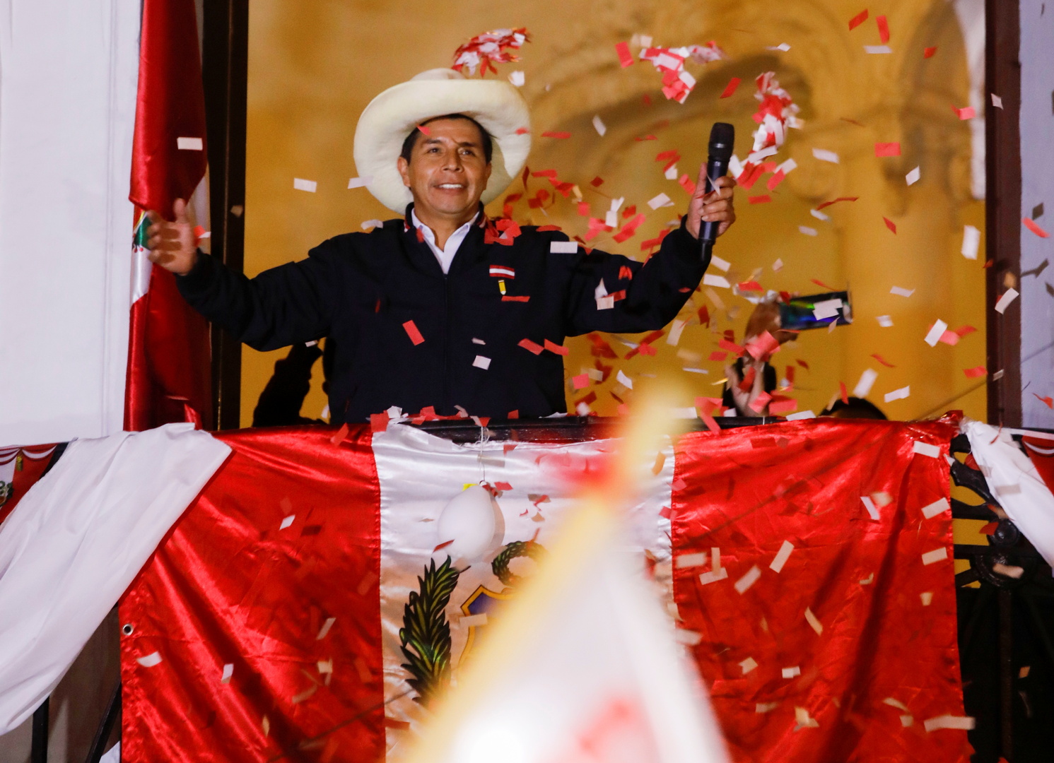بيرو.. اليساري كاستيليو يقترب من الفوز في الانتخابات الرئاسية