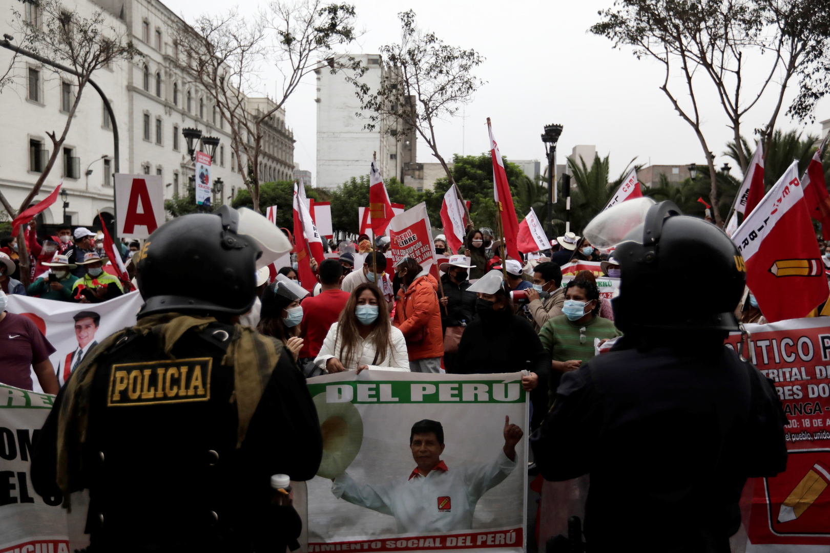 توترات في بيرو وسط ترقب إعلان فوز اليساري كاستيليو في انتخابات الرئاسة