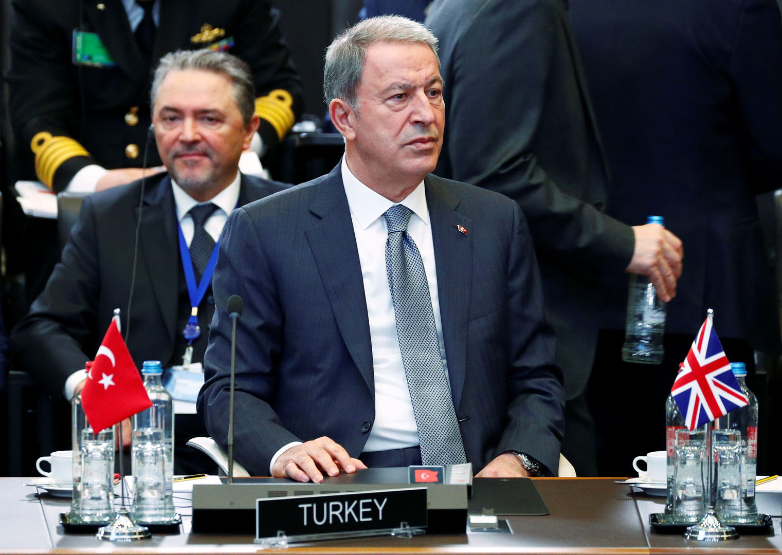 وزير الدفاع التركي يهاجم حفتر ويقول: على العالم ألا ينسى جرائمه