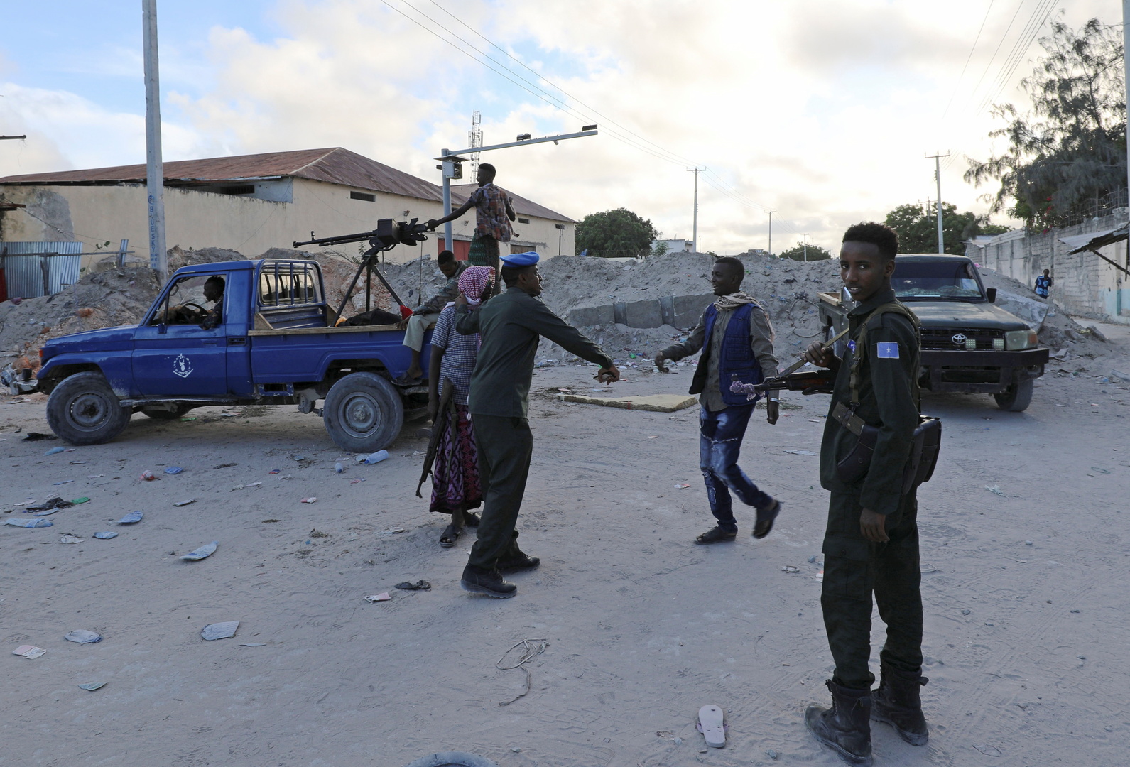 15 قتيلا على الأقل بهجوم انتحاري استهدف معسكرا للجيش في الصومال