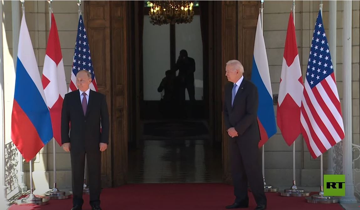 بوتين وبايدن يتصافحان في بداية قمتهما في فيلا 