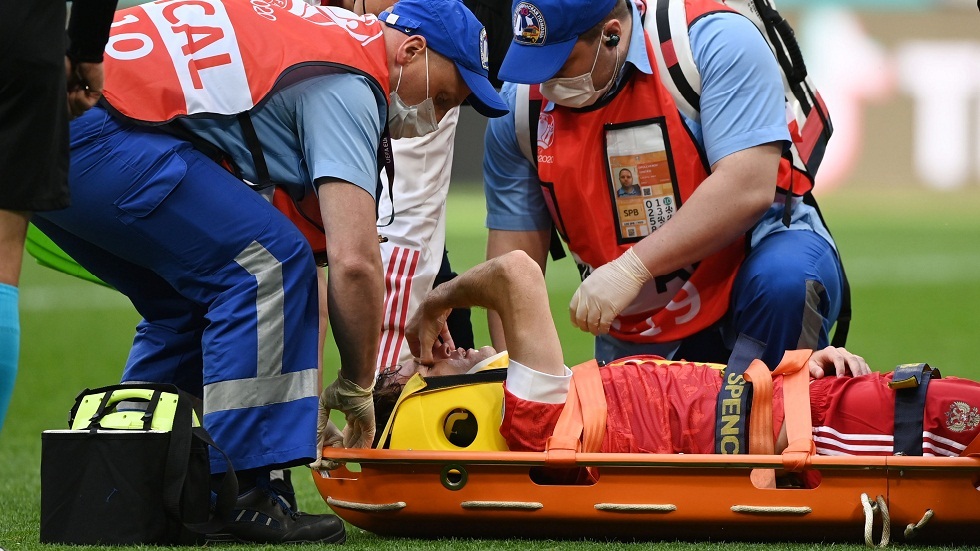 فرنانديز ينجو من إصابة خطرة خلال مباراة روسيا وفنلندا (فيديو)