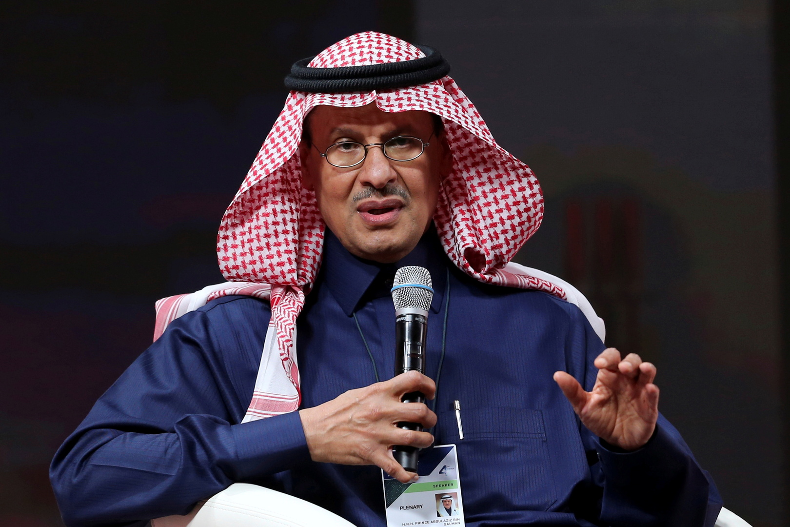 الأمير عبد العزيز بن سلمان يحذر سوق النفط