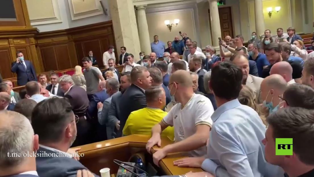 بالفيديو.. عراك جديد في البرلمان الأوكراني