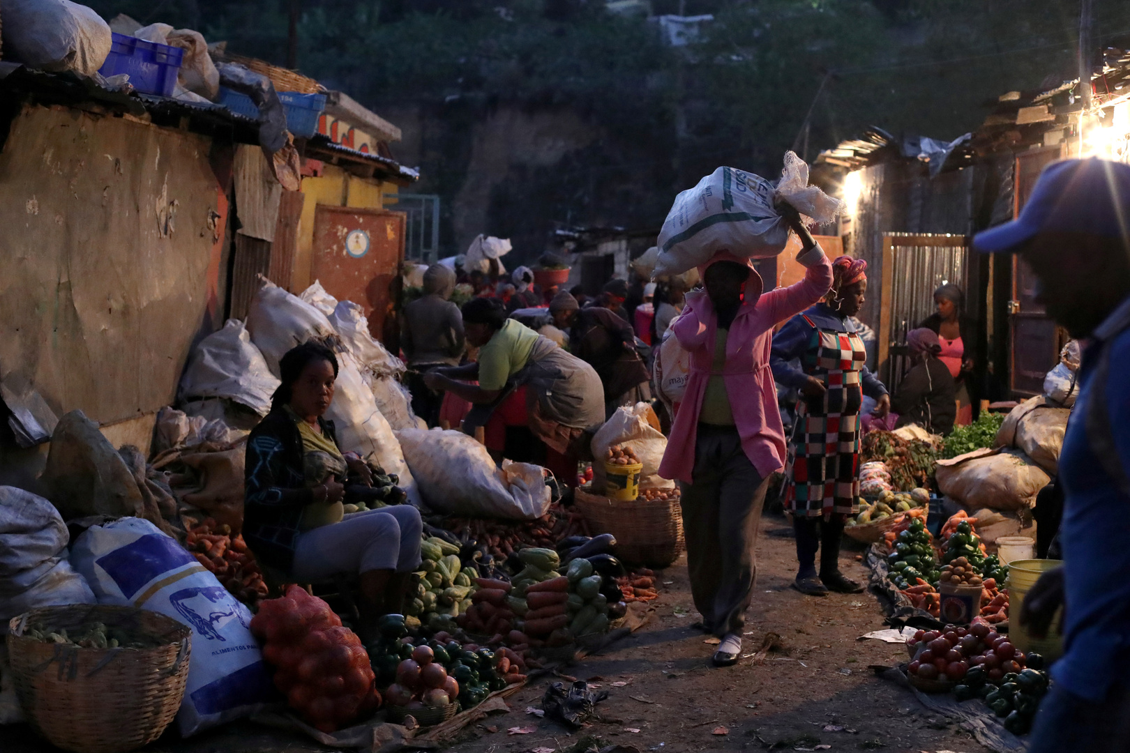 عنف العصابات يدفع سكان أحياء فقيرة في العاصمة الهايتية إلى الهرب