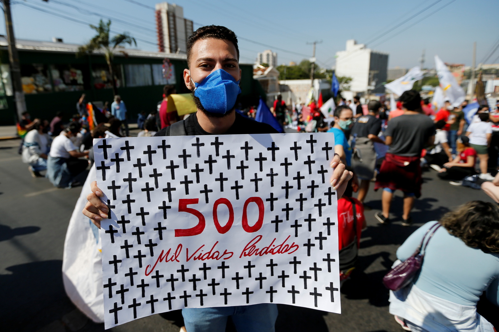 البرازيل.. احتجاجات عارمة ضد طريقة تصدي بولسونارو لجائحة كورونا