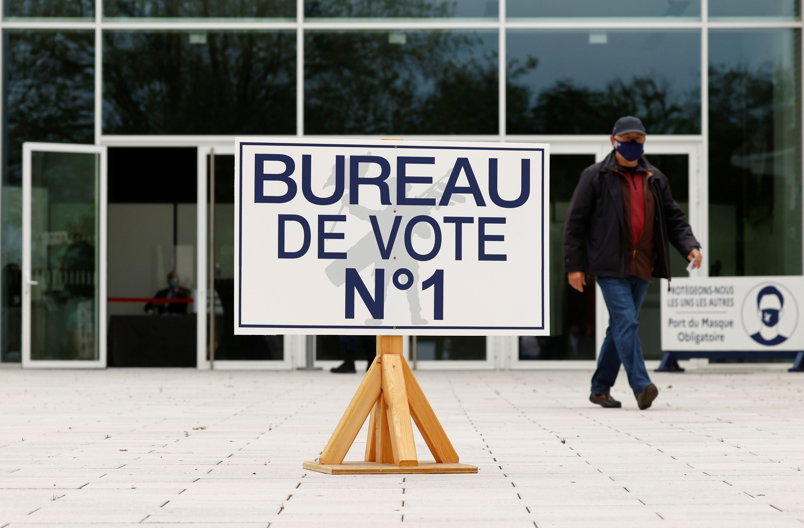 انطلاق الانتخابات المحلية الفرنسية وتوقعات بضعف الإقبال