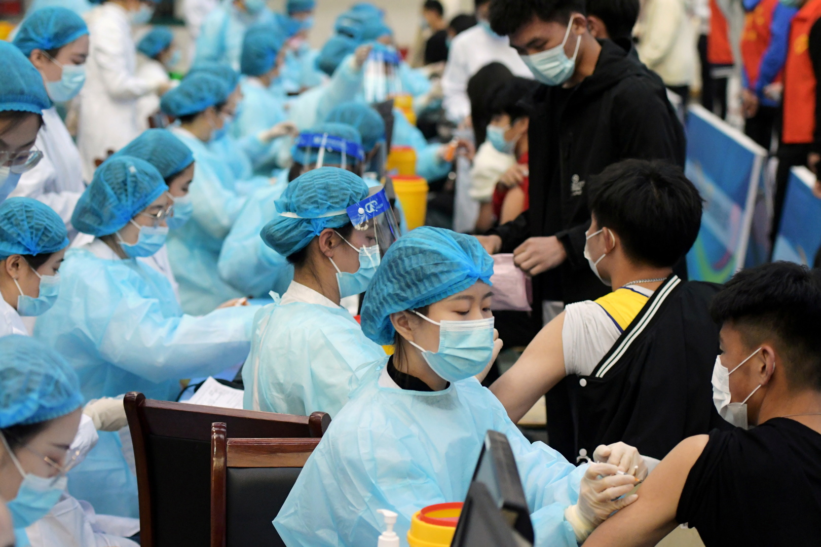 الصين تعلن حقن أكثر من مليار جرعة من اللقاح المضاد لفيروس كورونا