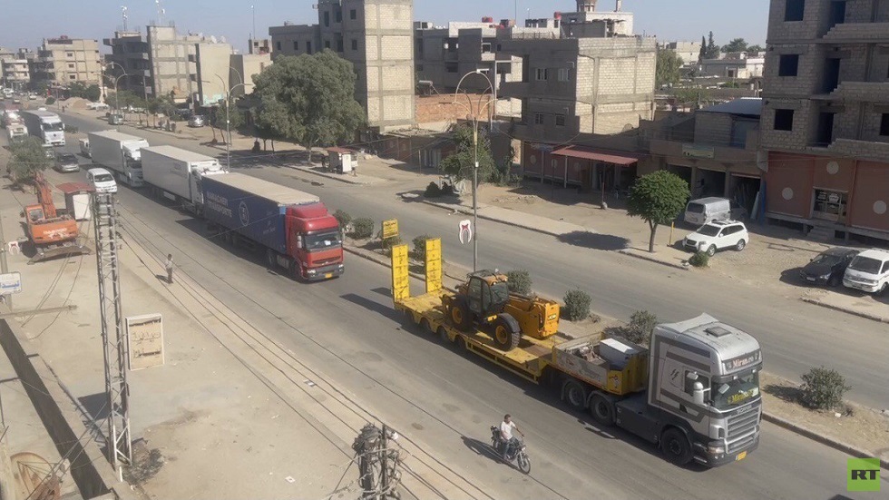 بالفيديو.. قافلة من الشاحنات التابعة للتحالف الدولي تصل مدينة القامشلي السورية