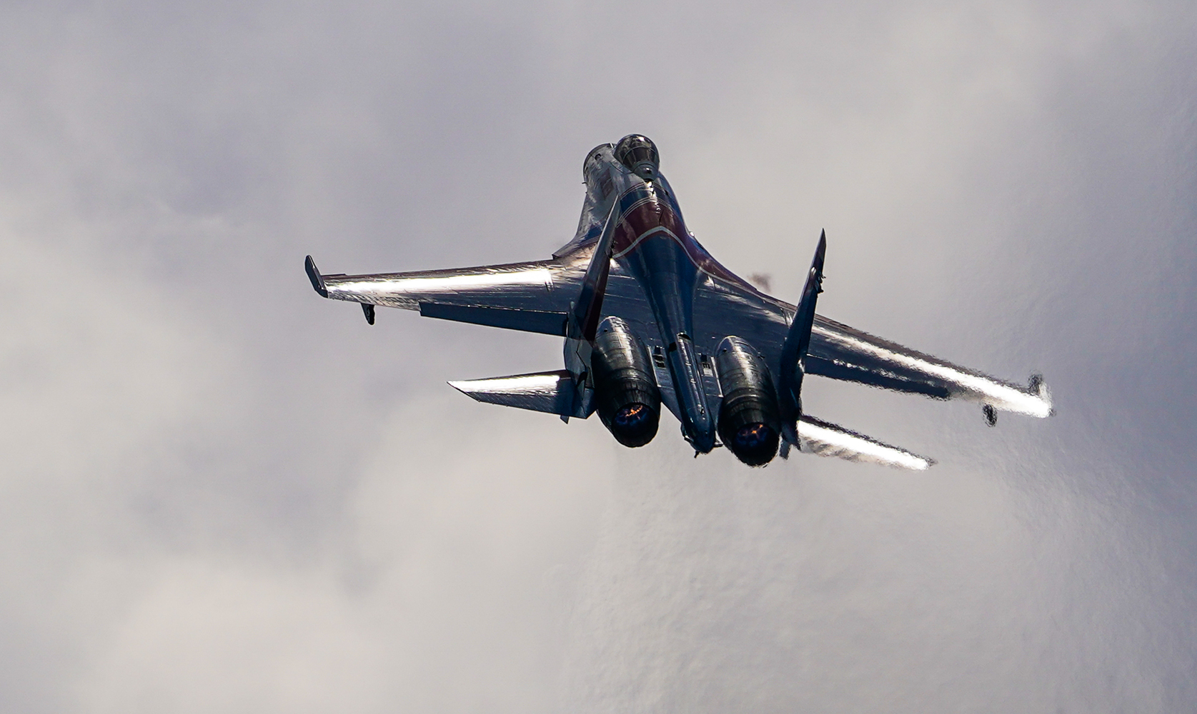 مقاتلة روسية تواكب طائرة استطلاع فوق بحر أوخوتسك