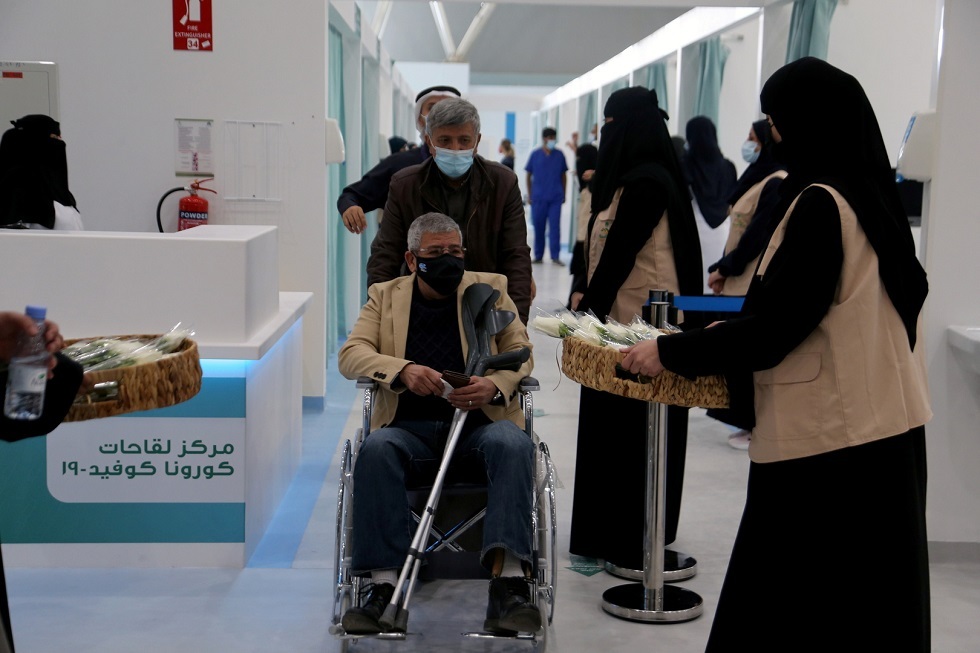 السعودية: يمكن لمن عمره 50 عاما وأكثر وأتم 42 يوما من الحصول على الجرعة الأولى أن يأخذ جرعة ثانية
