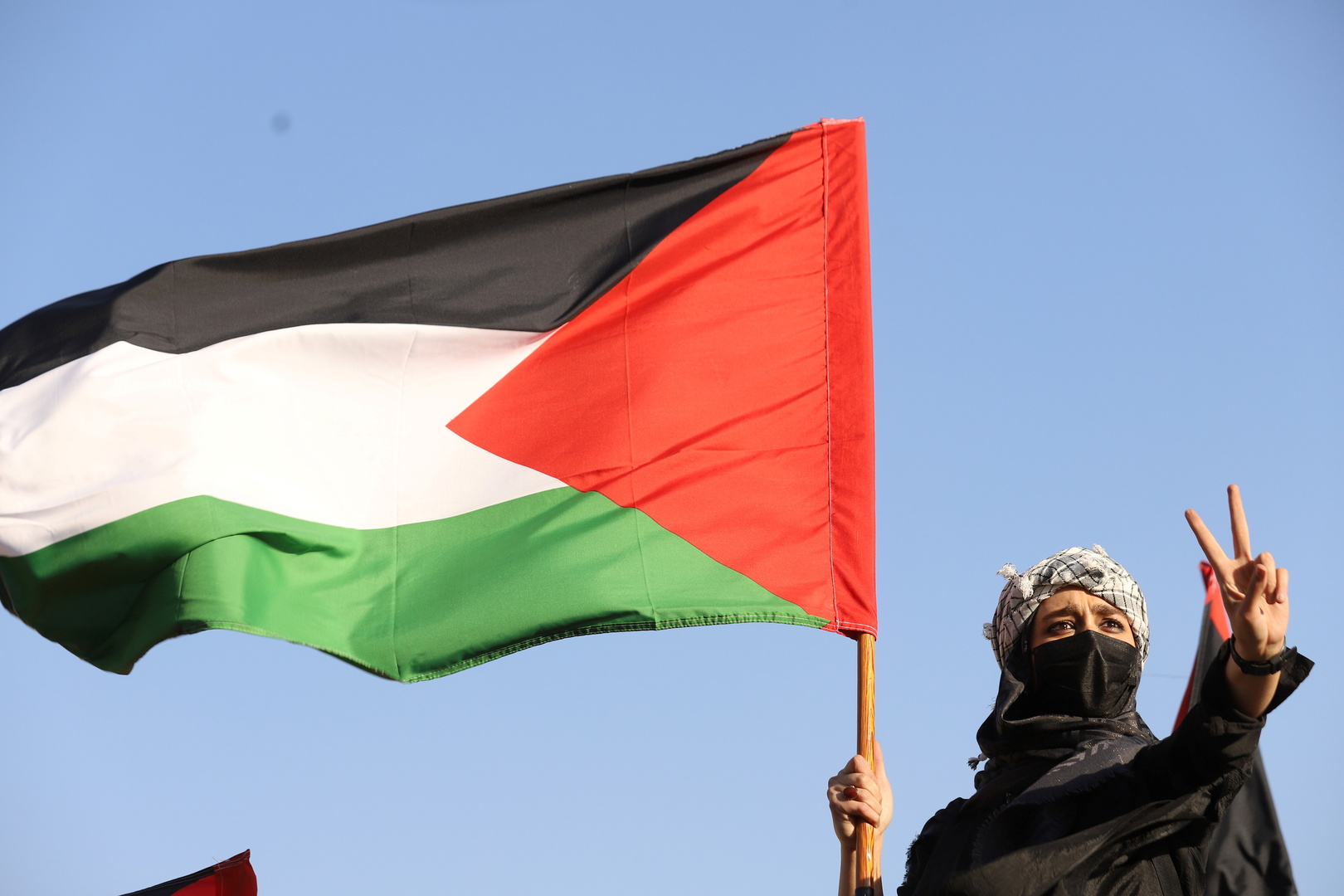الاتحاد الأوروبي وكندا يعلقان على وفاة الناشط الفلسطيني نزار بنات