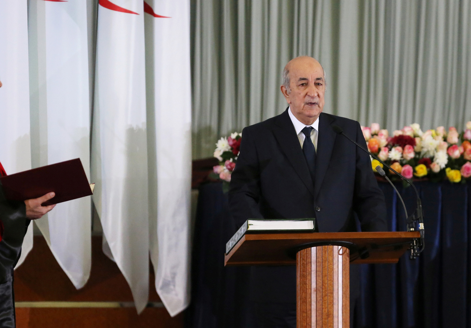 الرئيس الجزائري يبدأ مشاورات تشكيل حكومة جديدة