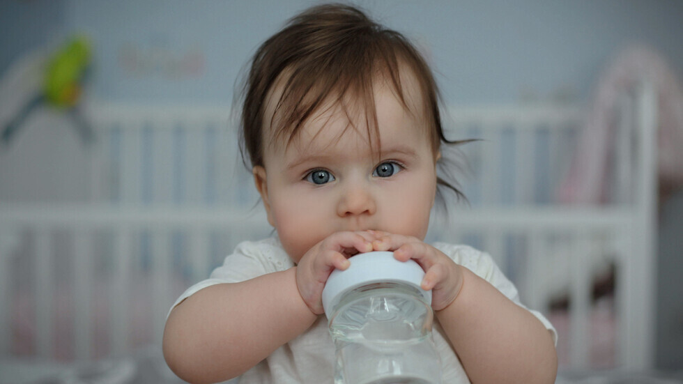 لماذا شرب الماء قد يكون قاتلا للطفل حديث الولادة ؟