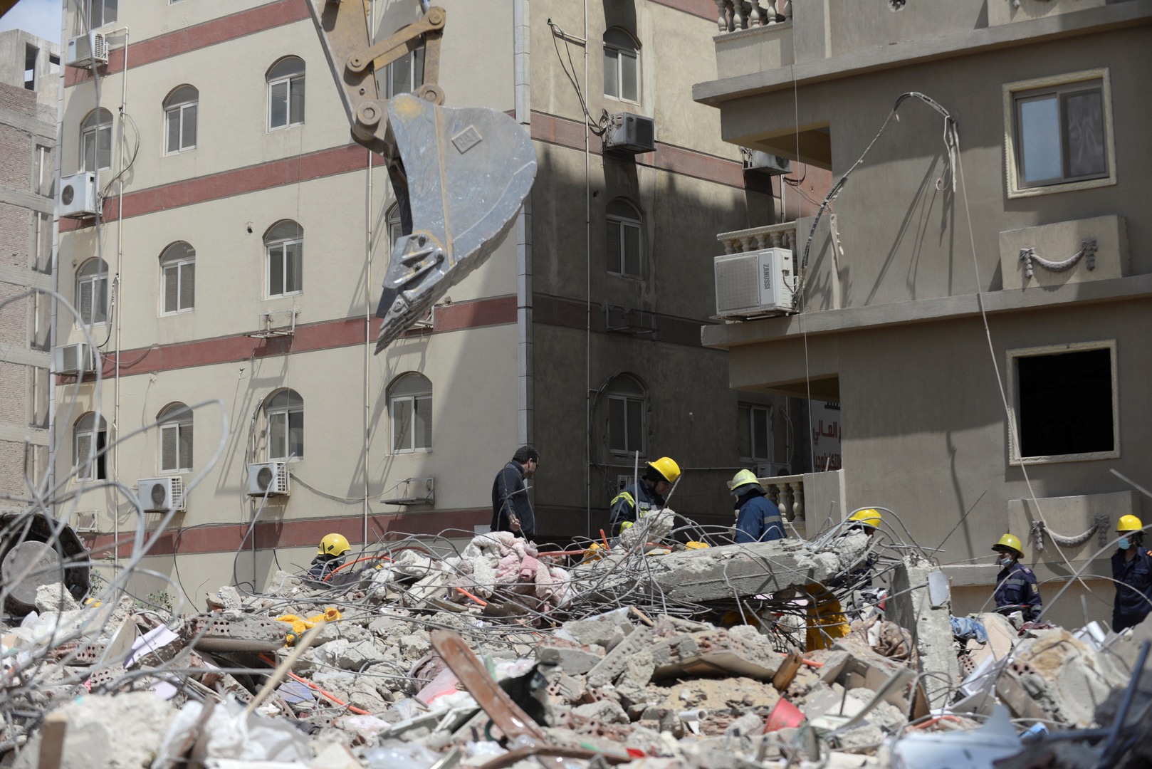 انتشال جثث 3 ضحايا من أنقاض عقار قديم منهار وسط الإسكندرية