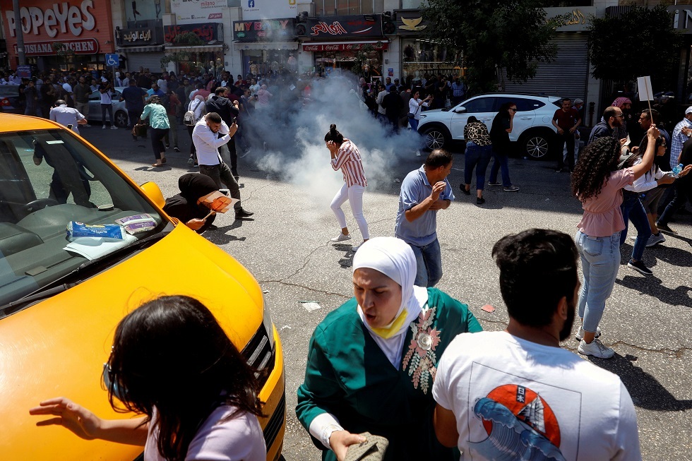 مراسلتنا: الشرطة الفلسطينية تستخدم القوة لتفريق المتظاهرين المنددين بمقتل الناشط نزار بنات