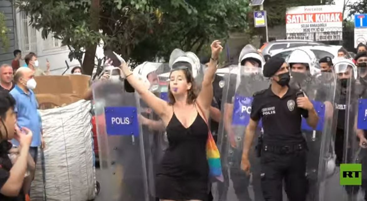 الشرطة التركية تفرق مسيرة للمثليين في إسطنبول