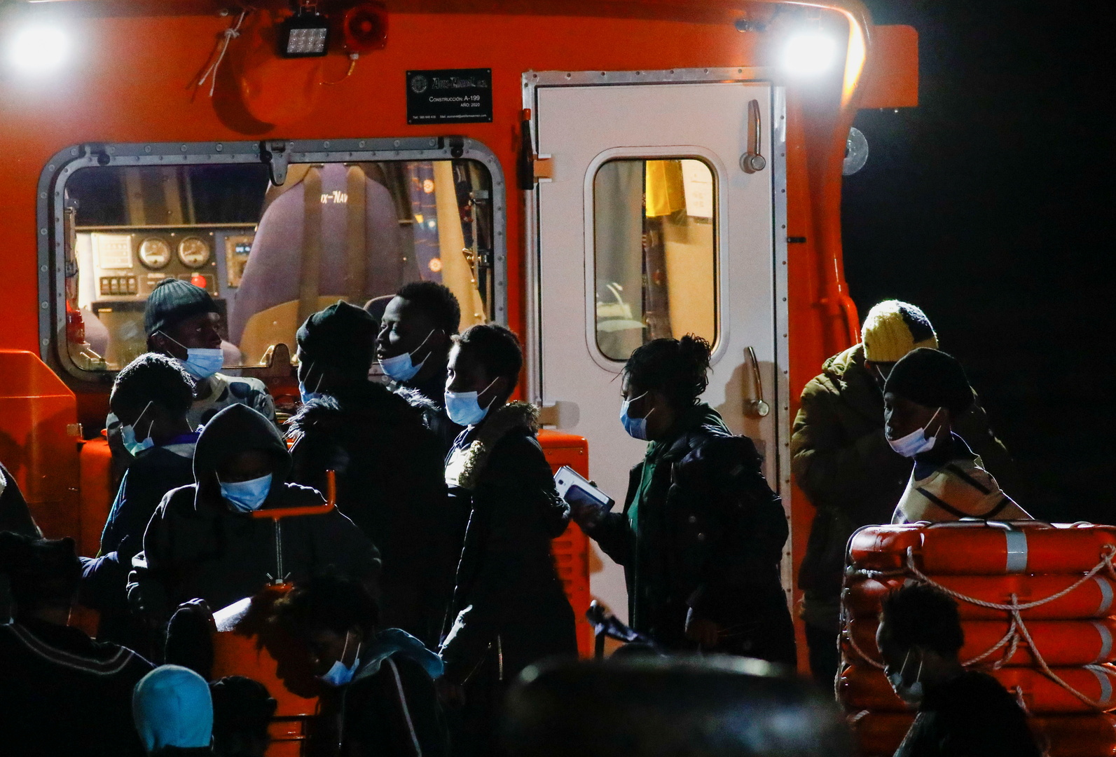 نشطاء: مصرع 40 مهاجرا إفريقيا جراء غرق سفينة كانت تقلهم إلى جزر الكناري