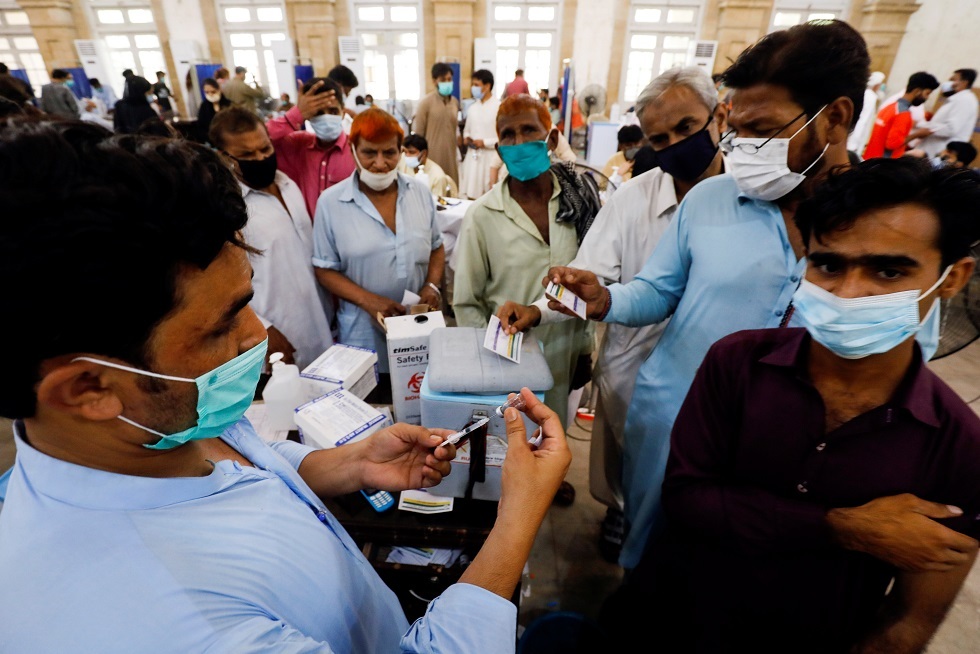 مئات الباكستانيين يقتحمون مركزا طبيا طلبا للتطعيم ضد كورونا