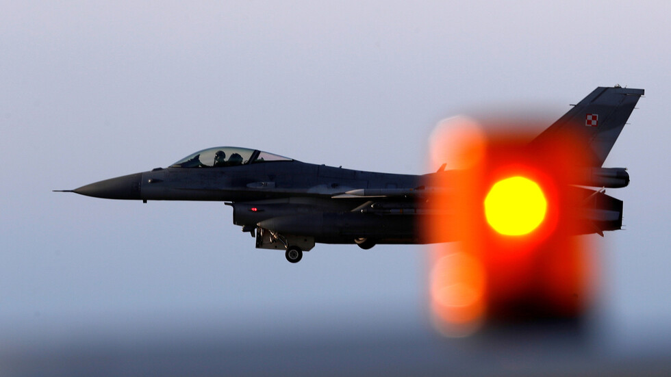 هولندا.. مقاتلة "إف-16" تصطدم بمبنى في قاعدة جوية