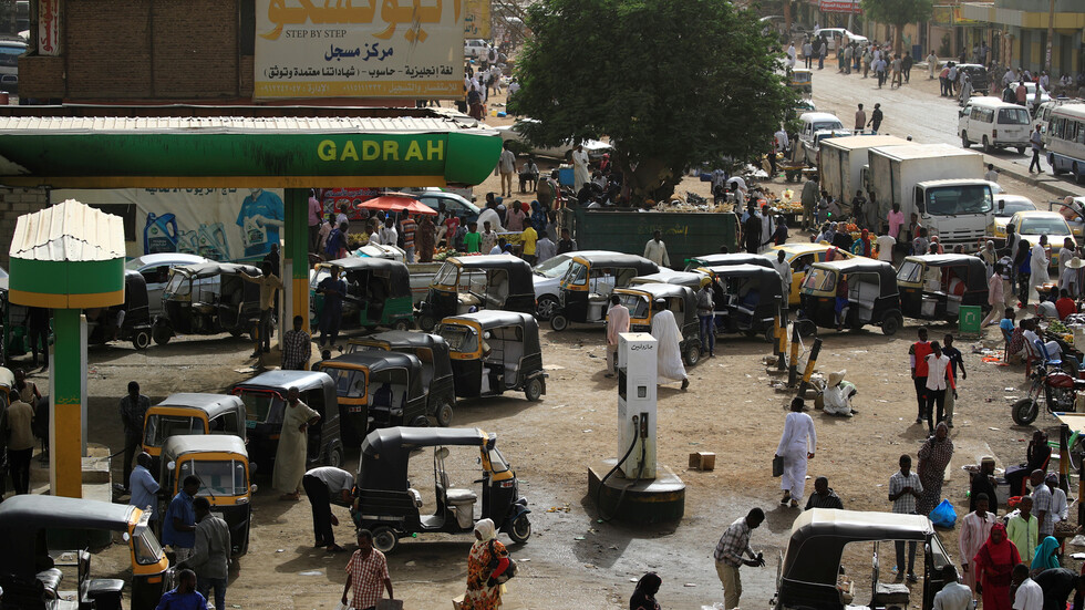 وزير الطاقة السوداني يعلن رفع أسعار الوقود