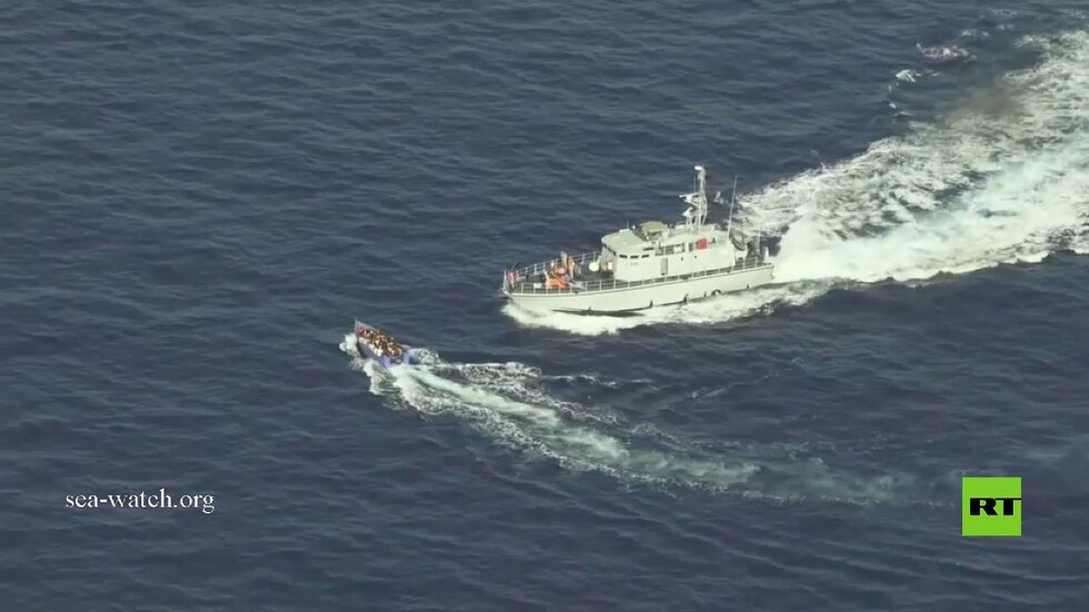 بالفيديو.. خفر السواحل الليبية يطارد زورق المهاجرين ويطلق النار عليه