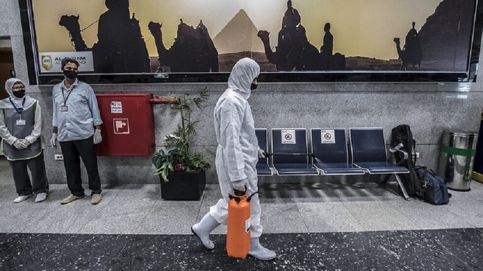 باحث مصري يحدد موعد نهاية الموجة الثالثة من كورونا في بلاده