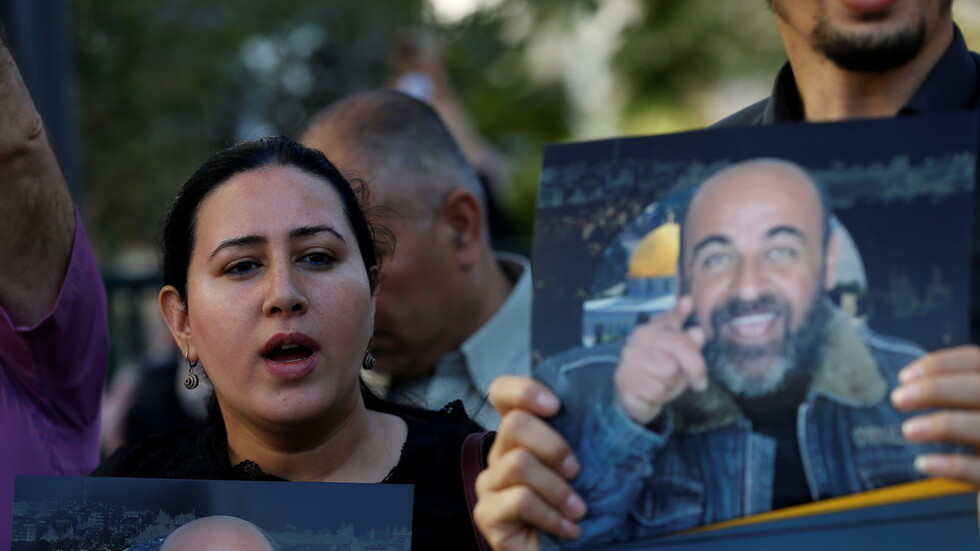 اعتقال 15 عنصرا من القوة الأمنية الفلسطينية التي شاركت بتوقيف الناشط نزار بنات