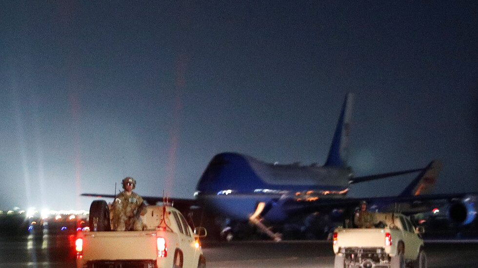 القوات الأمريكية وقوات الناتو تخلي قاعدة "باغرام"